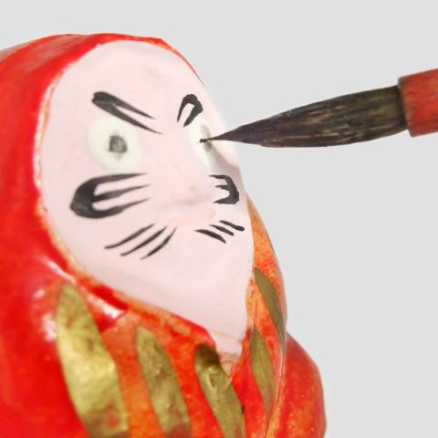 Daruma en train d'être peint